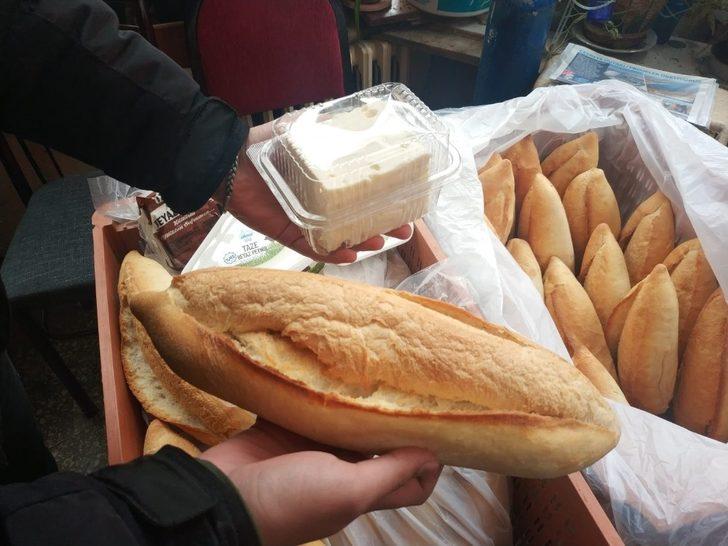 Her cuma ihtiyaç sahiplerine erzak dağıtıyorlar G3