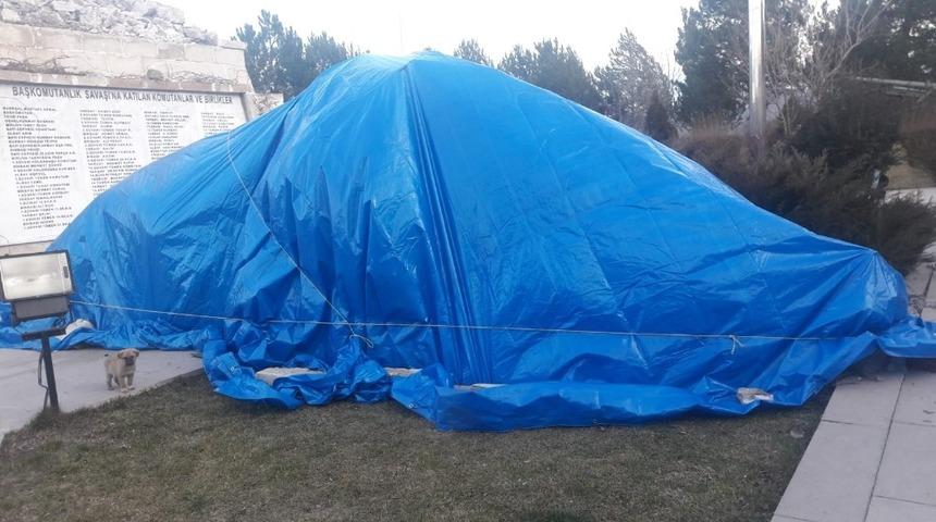 Şiddetli r&uuml;zgar nedeniyle Başkomutan Mustafa Kemal anıtı devrildi