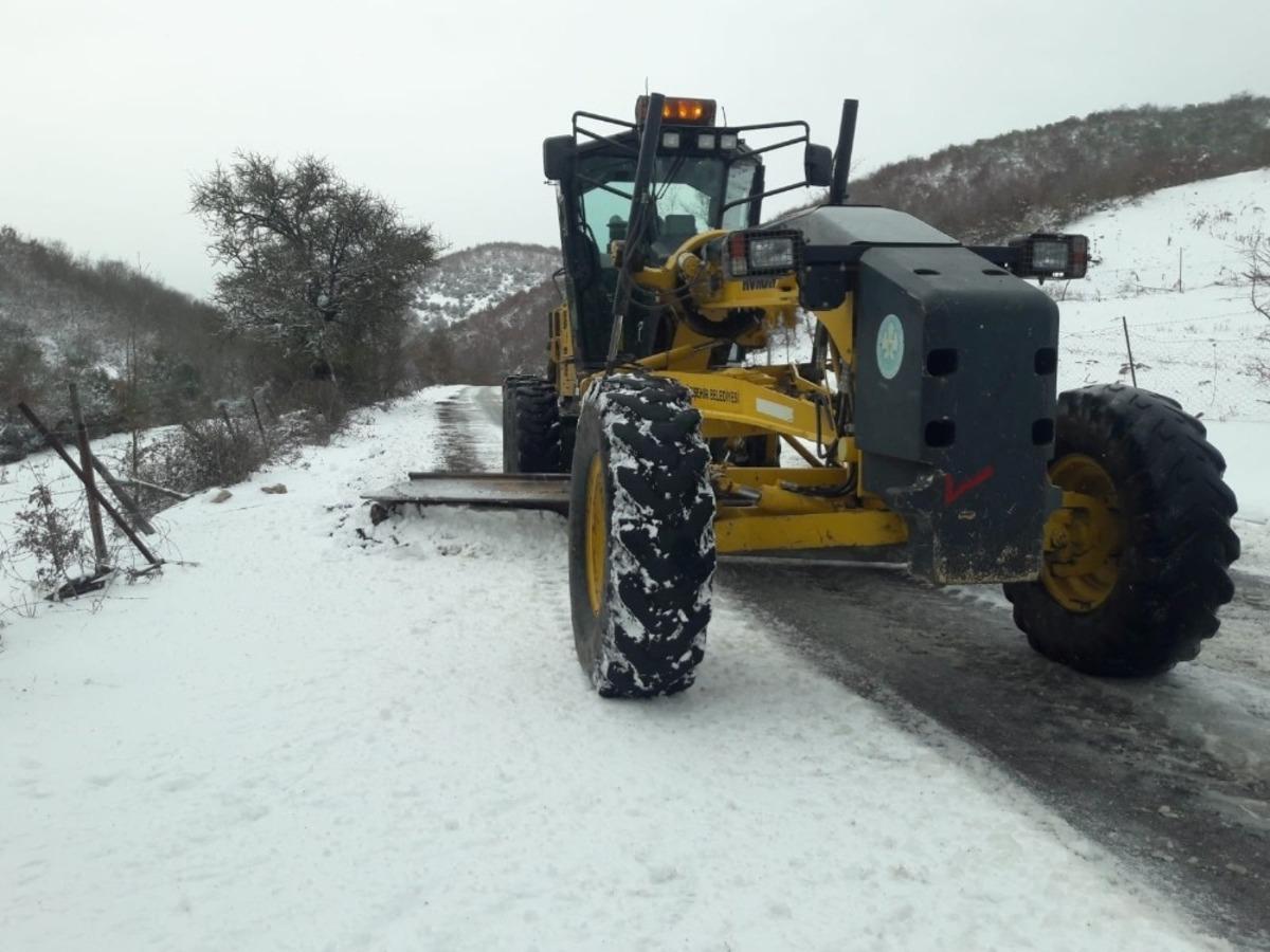 Manisa&rsquo;da karla m&uuml;cadele devam ediyor