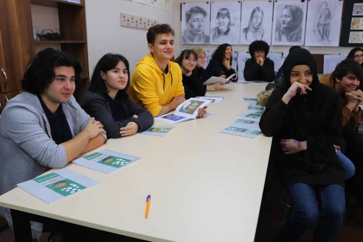 G&uuml;zel Sanatlar Lisesinde karikat&uuml;rist Osman Suroğlu&rsquo;nun katılımıyla s&ouml;yleşi d&uuml;zenlendi