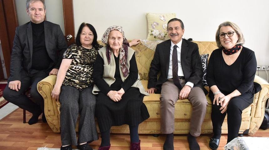 Başkan Ata&ccedil;&rsquo;tan 96 yaşındaki Hanife nineye ziyaret