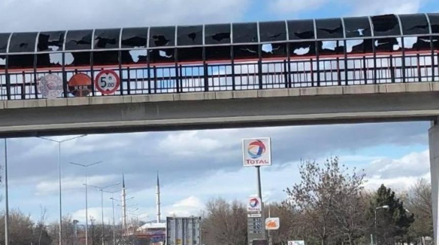 Şiddetli rüzgar üst geçidin çatısını parçaladı