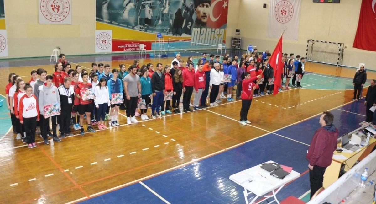 Gen&ccedil;ler badminton grup m&uuml;sabakaları Manisa&rsquo;da başladı