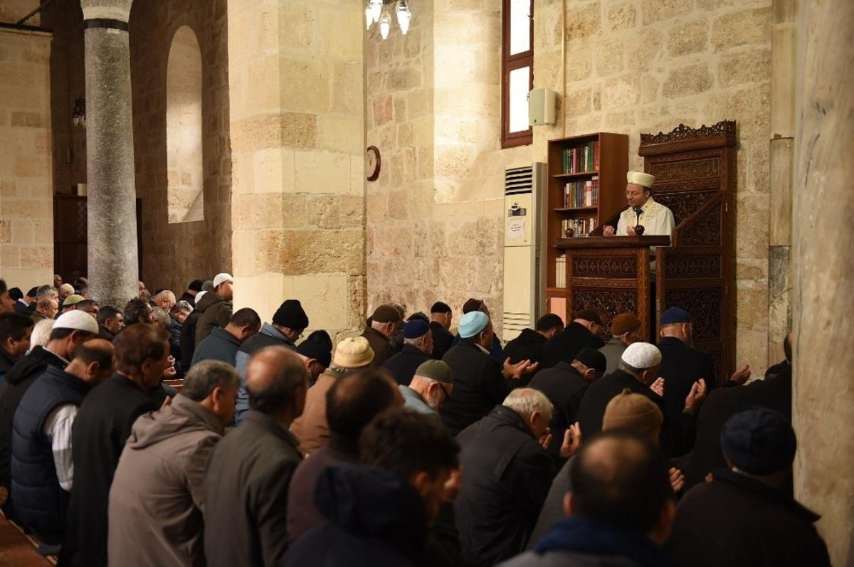 Deprem ve &ccedil;ığda hayatını kaybeden vatandaşlar i&ccedil;in Tarsus&rsquo;ta mevlit okutuldu