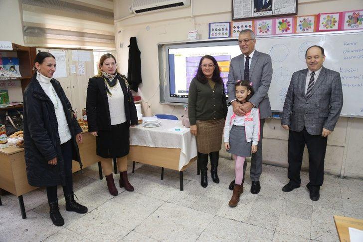 Başkan Tarhan, küçük öğrencinin isteğini kırmadı G1