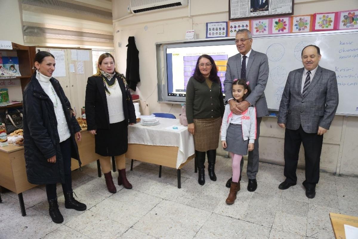 Başkan Tarhan, k&uuml;&ccedil;&uuml;k &ouml;ğrencinin isteğini kırmadı