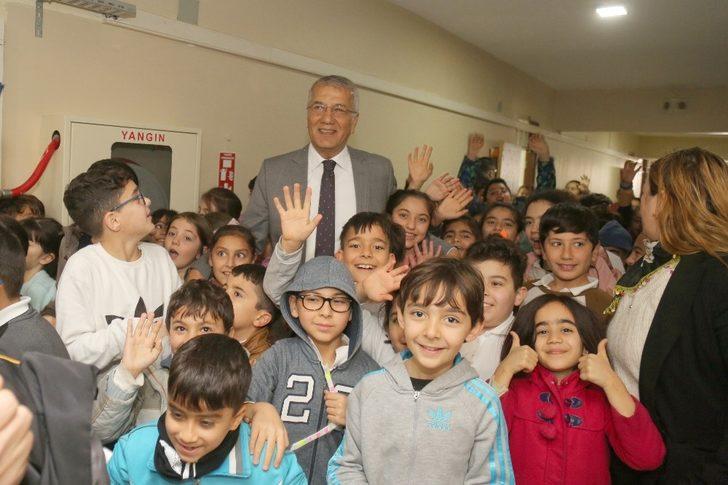 Başkan Tarhan, küçük öğrencinin isteğini kırmadı G2