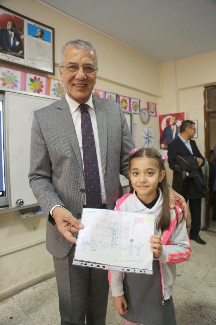 Başkan Tarhan, küçük öğrencinin isteğini kırmadı G3