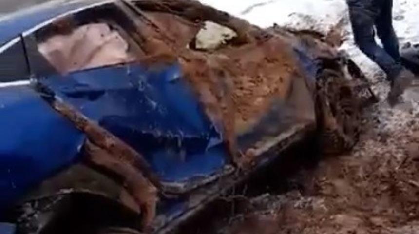 Direksiyon hakimiyeti kaybolan araç şarampole uçtu: 3 yaralı