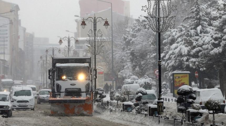 Nevşehir Belediyesi, meteorolojinin kar uyarısı ile t&uuml;m tedbirleri aldı