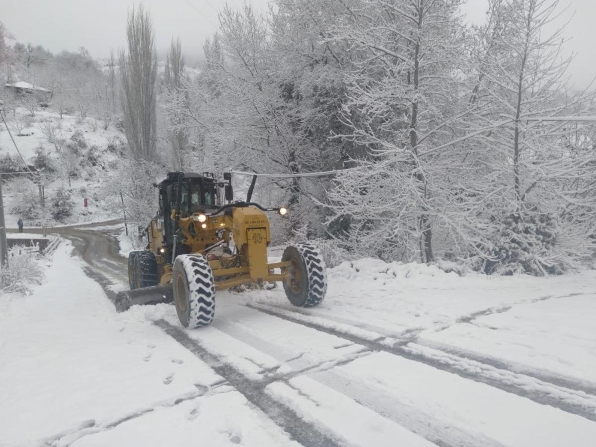 Aydın&rsquo;da karla m&uuml;cadele devam ediyor