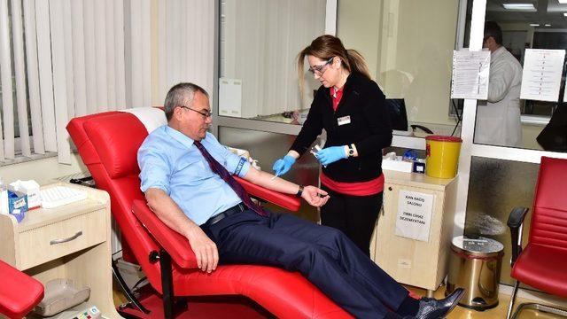 Vali Deniz’den kan bağışı