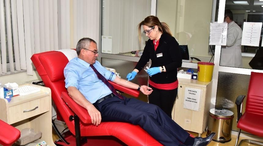 Vali Deniz’den kan bağışı