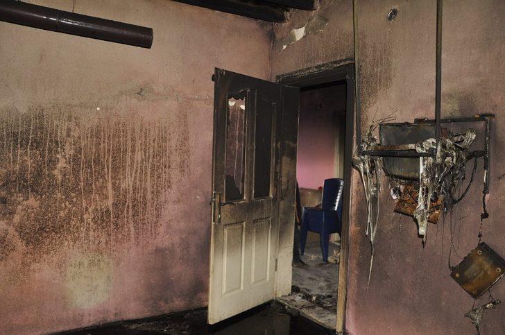 Yangın çıkan ev kullanılamaz hale geldi G2