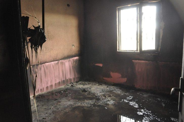 Yangın çıkan ev kullanılamaz hale geldi G3