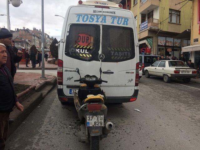 Tosya’da motosiklet minibüsle çarpıştı: 1 yaralı
