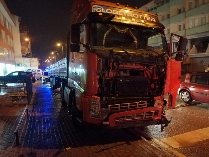 Tır ile çarpışan halk otobüsünde 2 yolcu yaralandı G2