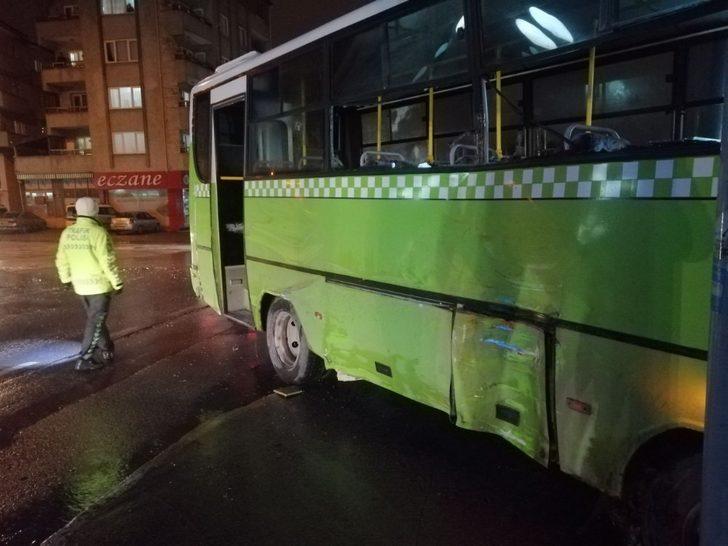 Tır ile çarpışan halk otobüsünde 2 yolcu yaralandı G4