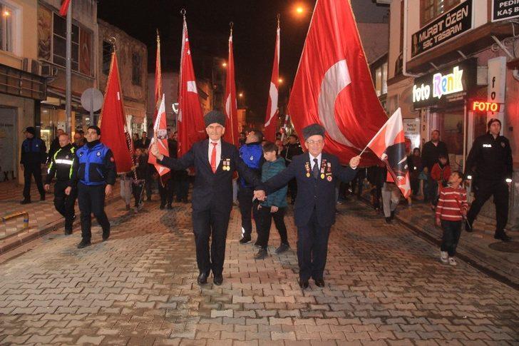 Edremit’te “Bayrağa Saygı Yürüyüşü” G3