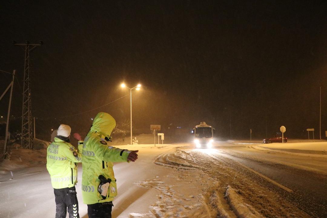 Ulaşıma kar engeli! Ge&ccedil;işlere izin verilmiyor