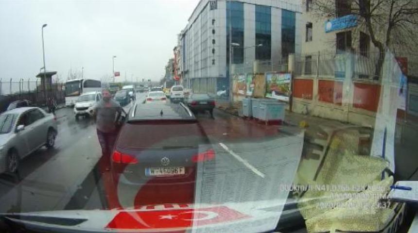 İstanbul'da pes dedirten görüntü! Magandalar ambulansa saldırmaya çalıştı