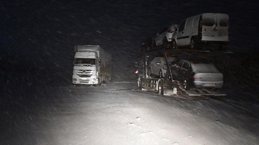 Ağrı Tend&uuml;rek Ge&ccedil;idi'nde ulaşıma kar ve tipi engeli