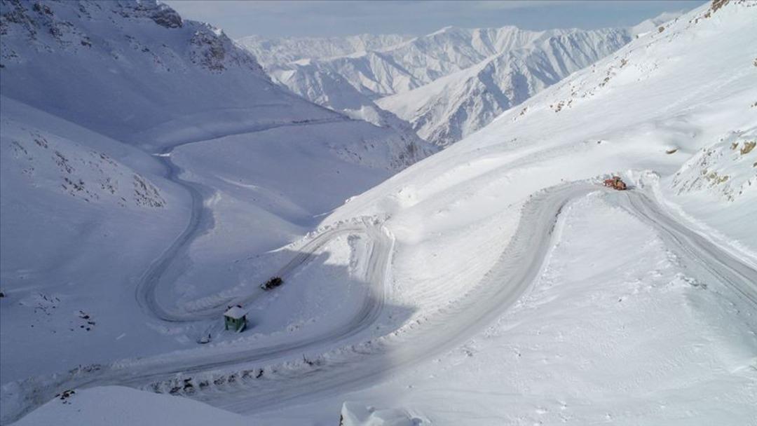 Meteoroloji'den &ccedil;ığ tehlikesi uyarısı! Van'da bazı yollar ulaşıma kapatıldı