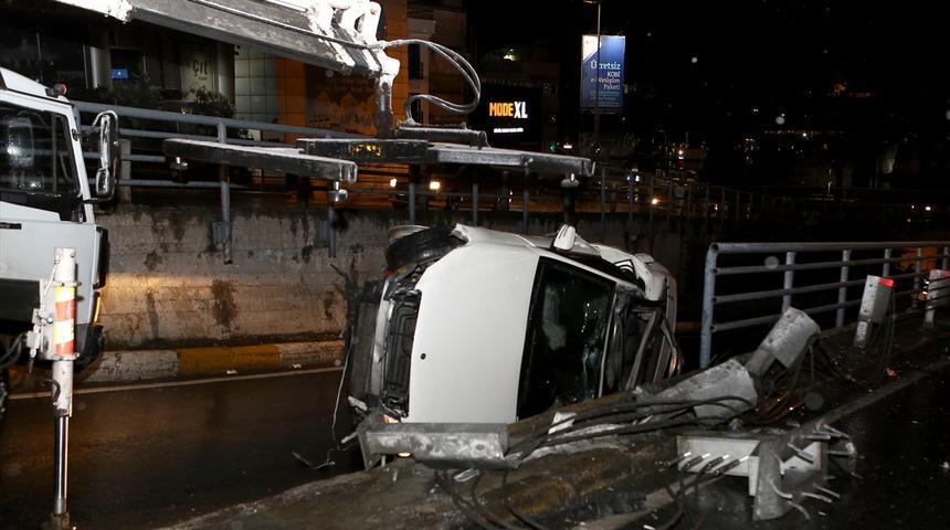 Beyoğlu'nda otomobil takla attı: 3 yaralı 