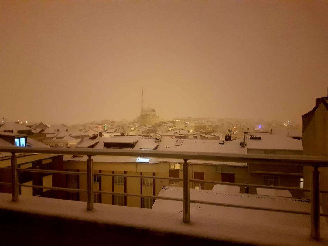 Fotoğraflar İstanbul'dan! Beyaza b&uuml;r&uuml;nd&uuml;