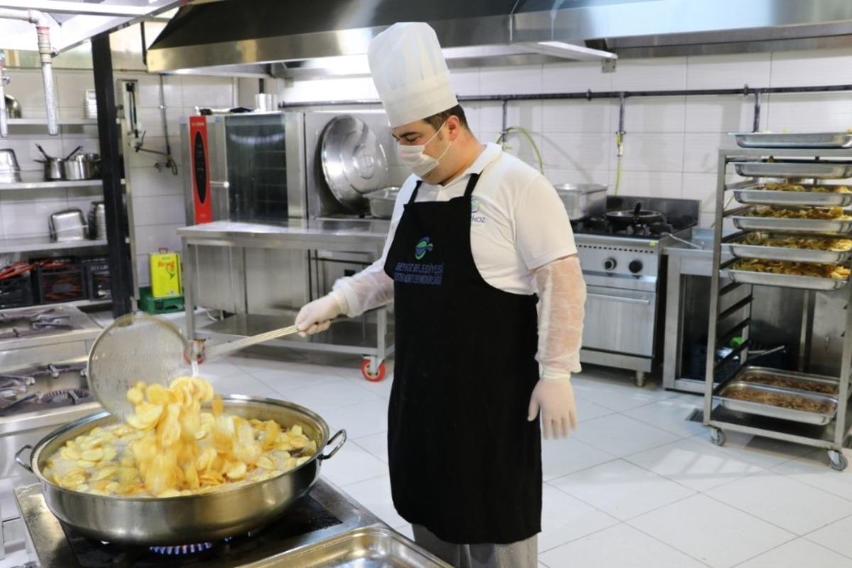 Beykoz&rsquo;da soğuk kış g&uuml;nlerinde ihtiya&ccedil; sahiplerine yemek dağıtılıyor