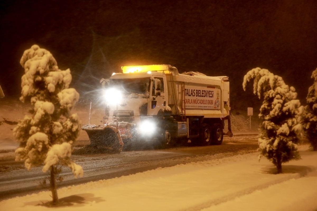 Kar yağdı m&uuml;cadele geceden başladı