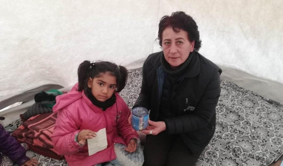 Kumbarasında biriktirdiği paraları Elazığ&rsquo;a g&ouml;nderdi