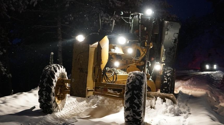 Alaşehir&rsquo;de karla kapanan yollar a&ccedil;ıldı