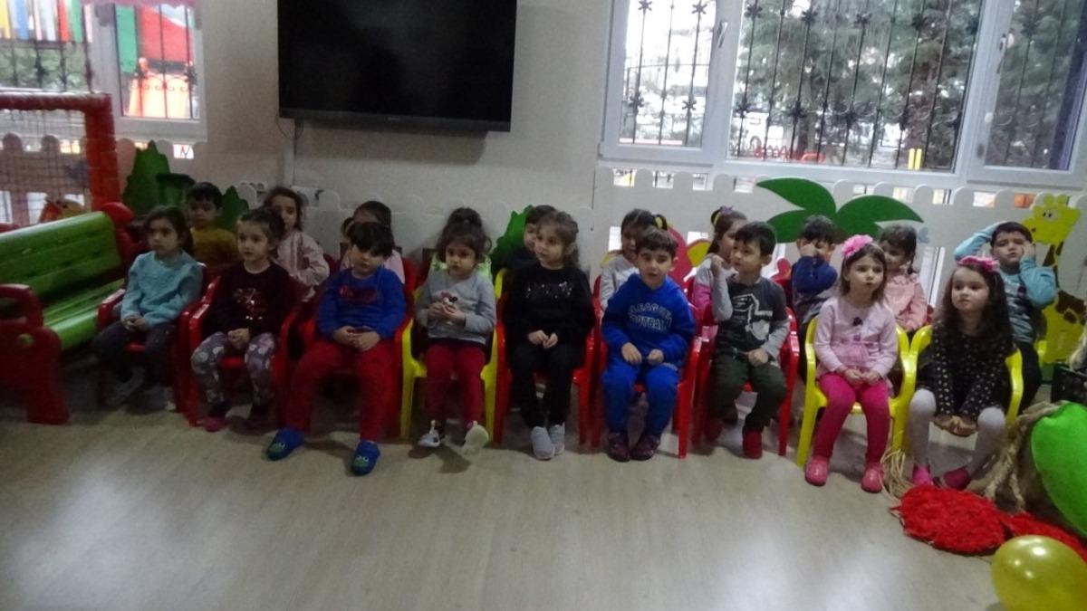 Depremzede yaşıtlarına yardım i&ccedil;in kuyruğa girdiler