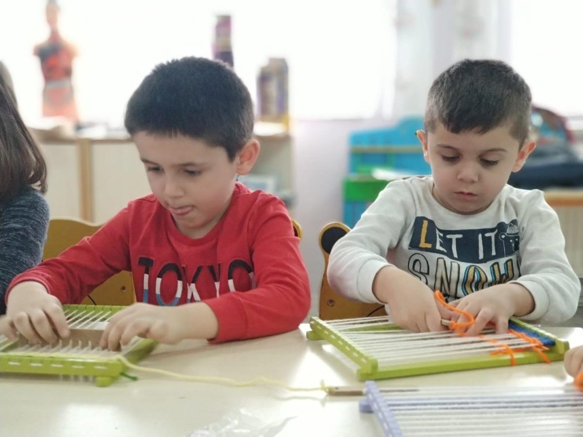 Miniklerin tasarım beceri at&ouml;lyesinde halı dokuması devam ediyor