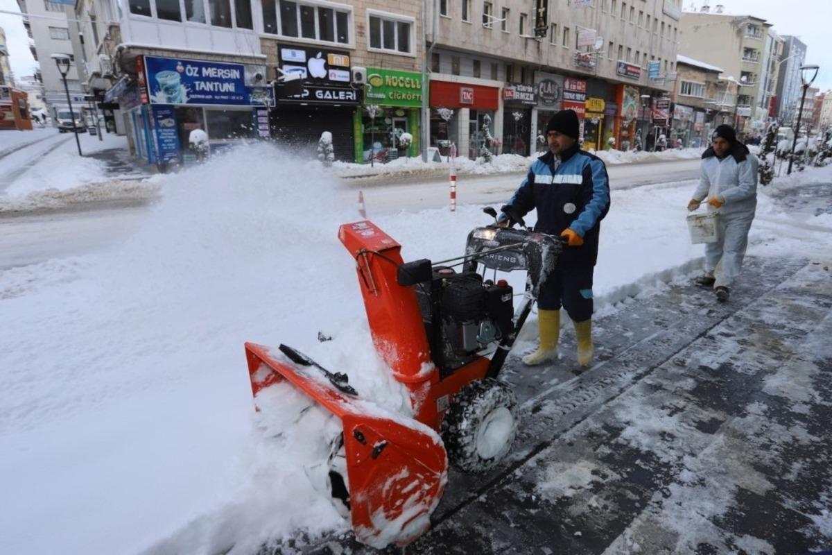 Yaya kaldırımları kar k&uuml;reme makineleri ile temizleniyor