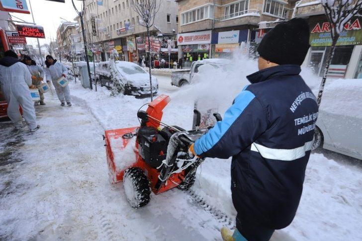 Yaya kaldırımları kar küreme makineleri ile temizleniyor G2