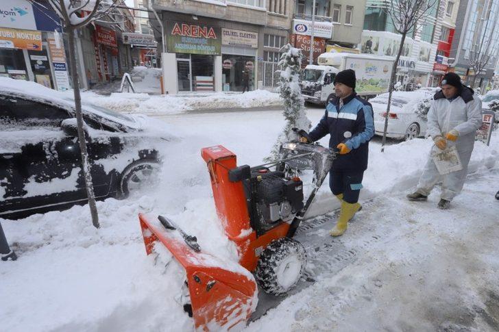 Yaya kaldırımları kar küreme makineleri ile temizleniyor G3