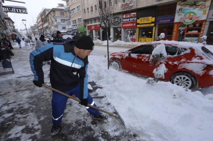 Yaya kaldırımları kar küreme makineleri ile temizleniyor G4
