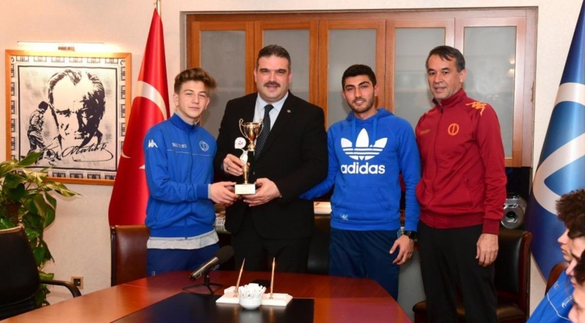 Şampiyonlar Rekt&ouml;r &Ccedil;omaklı&rsquo;yı ziyaret etti