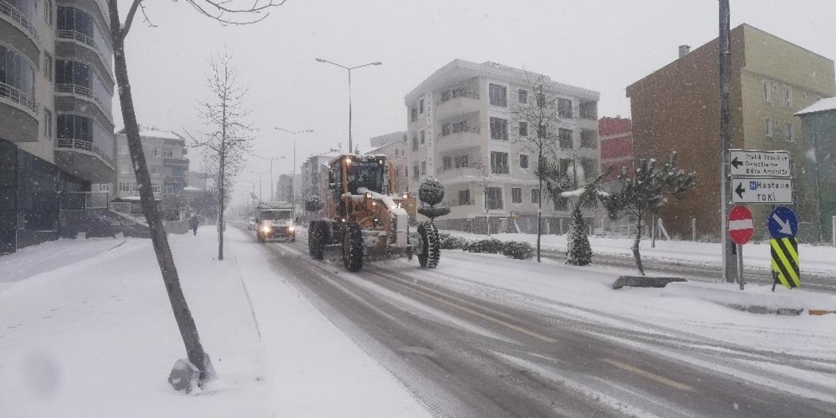 Bafra&rsquo;da kar yağışı hayatı olumsuz etkiledi