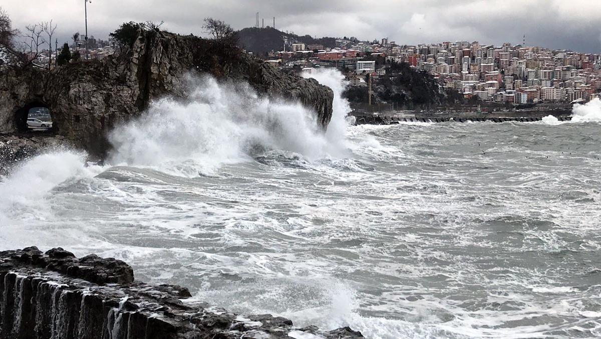 Zonguldak'ta dalgaların boyu 7 metreyi aştı