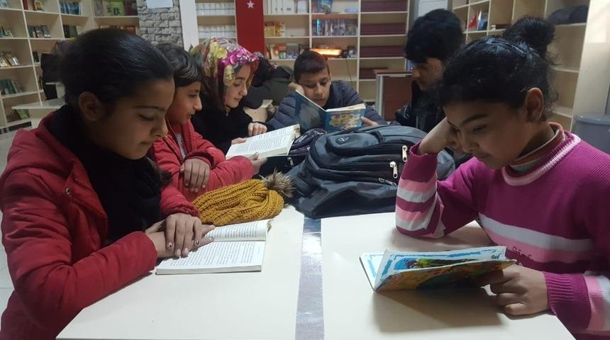 Gen&ccedil;ler eğitim kurslarına ilgi g&ouml;steriyor