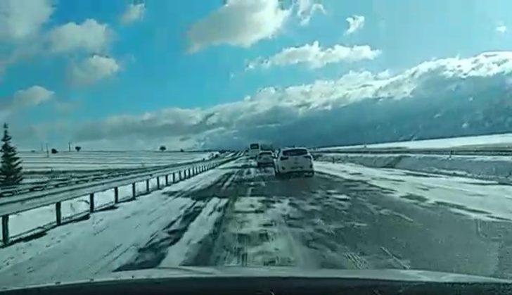 Kaza nedeniyle yolda kilometrelerce kuyruk oluştu G3