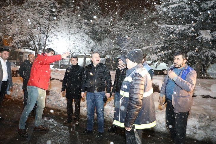 Başkan Palancıoğlu, gece çalışmalara katıldı, yolları temizledi G1