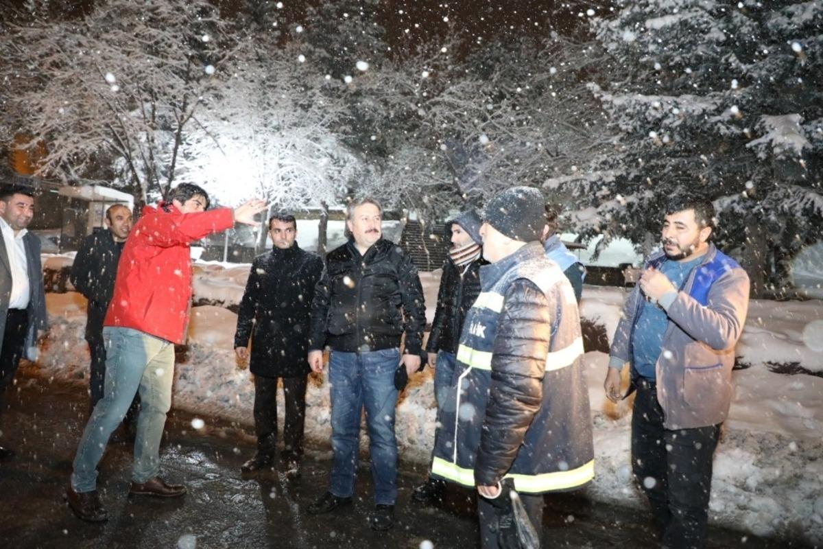 Başkan Palancıoğlu, gece &ccedil;alışmalara katıldı, yolları temizledi