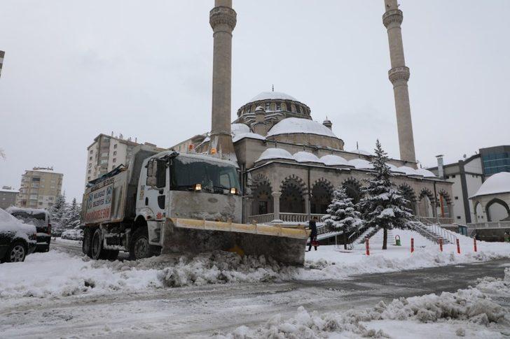 Başkan Palancıoğlu, gece çalışmalara katıldı, yolları temizledi G2