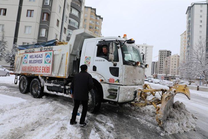 Başkan Palancıoğlu, gece çalışmalara katıldı, yolları temizledi G3
