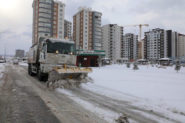 Başkan Palancıoğlu, gece çalışmalara katıldı, yolları temizledi G4