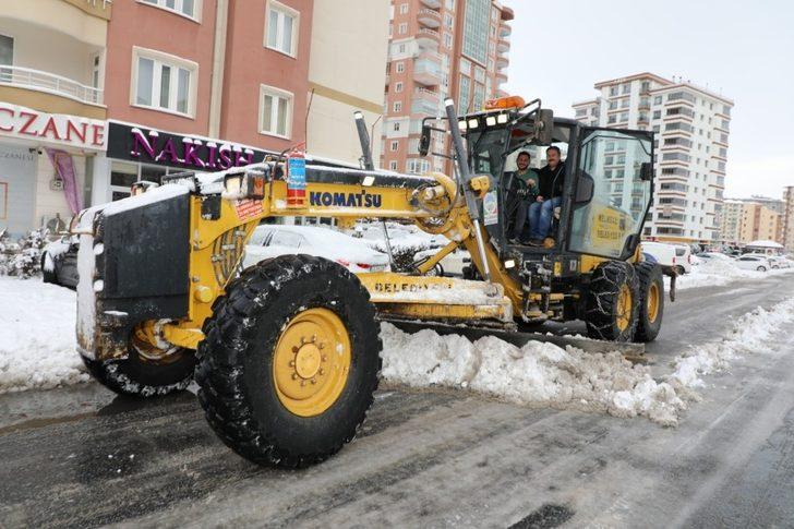 Başkan Palancıoğlu, gece çalışmalara katıldı, yolları temizledi G5